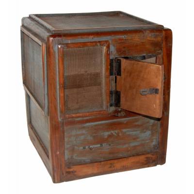 Starý drevený kabinet