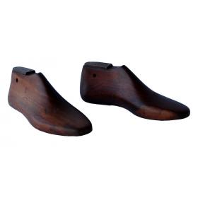 Staré drevené formy obuvi