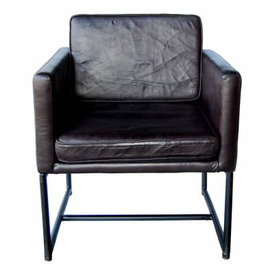 Štýlová stolička s čiernou kožou a železnou základňou