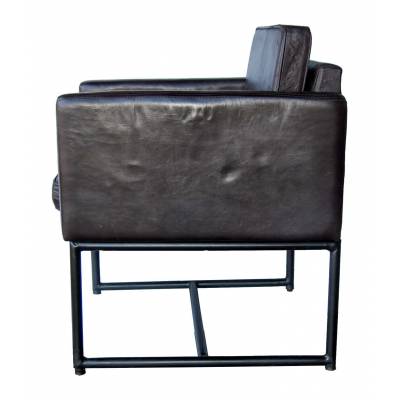 Štýlová stolička s čiernou kožou a železnou základňou