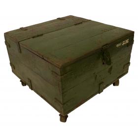 Konferenčný stolík vyrobený z pôvodnej starej drevenej škatule s kolieskami - zelený