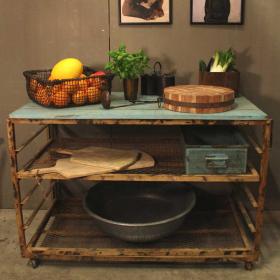 Shop counter with a masculine expression