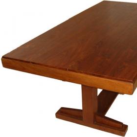 Veľký drevený jedálenský stôl