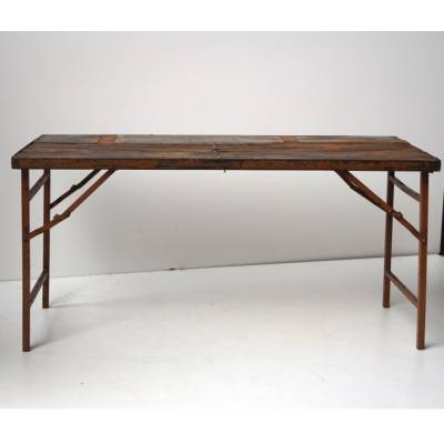 Hnedý drevený jedálenský stôl