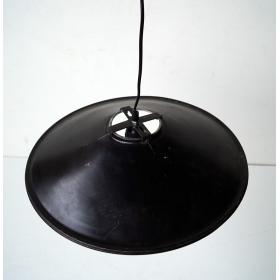 Čierna industriálna stropná lampa