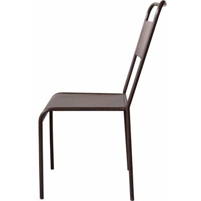 Železná stolička s nadčasovým dizajnom