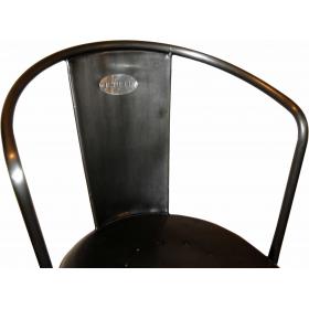 Lesklá kovová stolička v industriálnom štýle