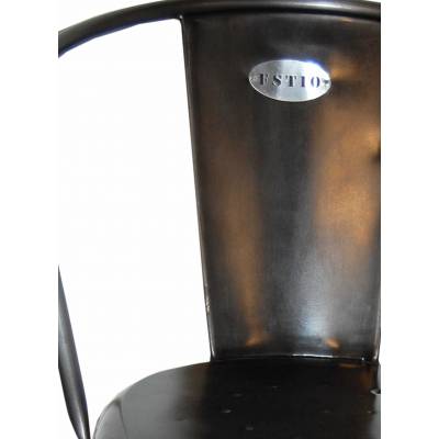 Lesklá kovová stolička v industriálnom štýle