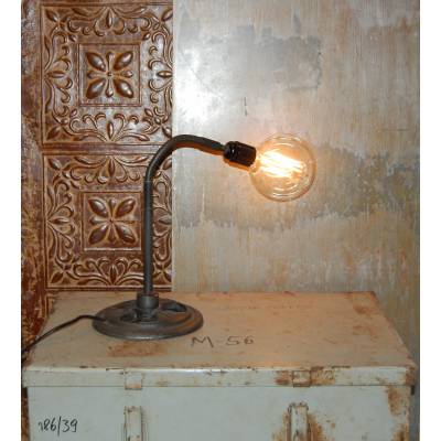 Stolná lampa v industriálnom štýle