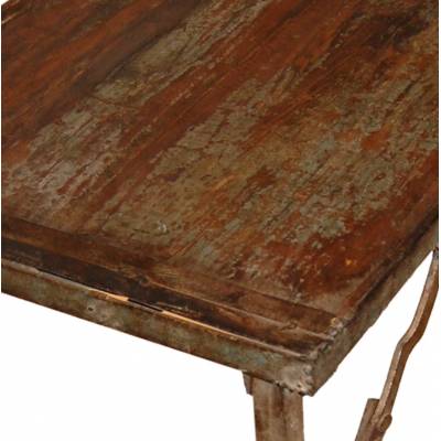 Stôl s opotrebenou patinou