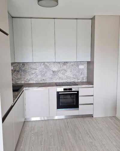 Antracitová kuchyňa na mieru s veľkými zásuvkami na riad