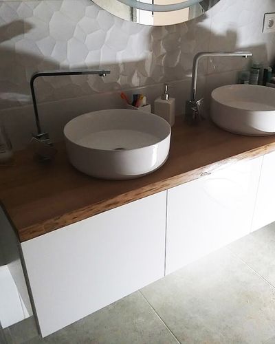 Kúpeľňová skrinka s dvoma umývadlami a dreveným dekorom