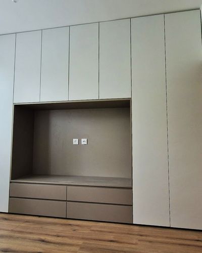 Biela vstavaná skriňová stena s TV nikou, iný pohľad