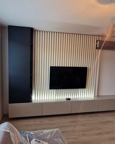 TV stena so zvislým dreveným lamelovým panelom