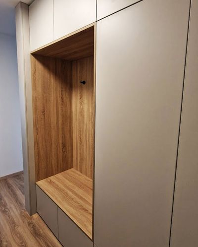 Detail vstavanej lavice v predsieňovej skriňovej stene