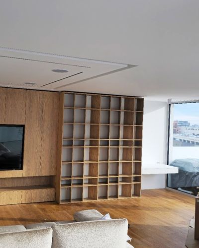 Regálová stena z dubových kociek v obývačke s TV