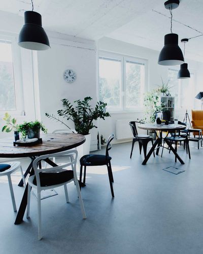 Okrúhle industriálne stoly z káblových bubnov v loftovom priestore
