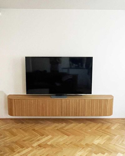 Plávajúca dubová TV skrinka s televízorom