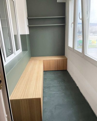 Vstavaná rohová lavica s úložným priestorom na balkóne
