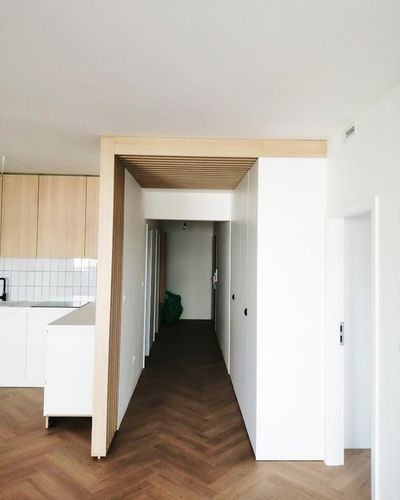Vstavané skriňové steny v chodbe s lamelovým stropným portálom