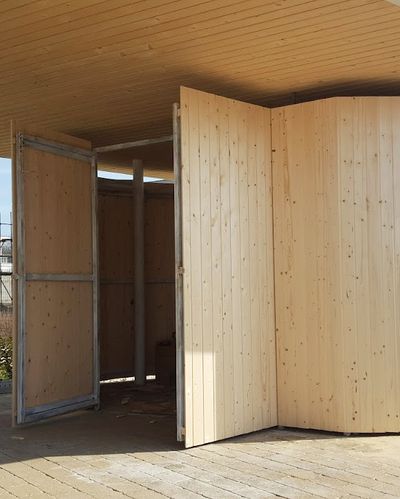 Pergola v štádiu výstavby s viditeľnou trámovou konštrukciou