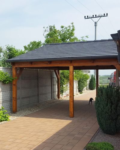 Pergola s tmavo morenou drevenou konštrukciou