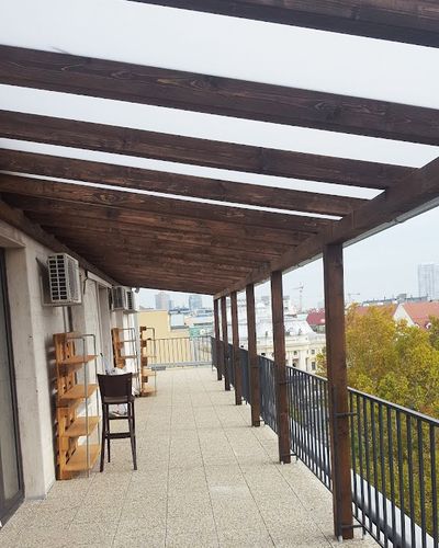 Pergola nad terasou pri večernom osvetlení