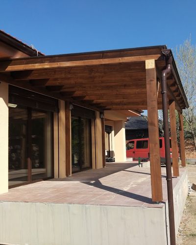 Pergola s dreveným roštom strechy nad terasou