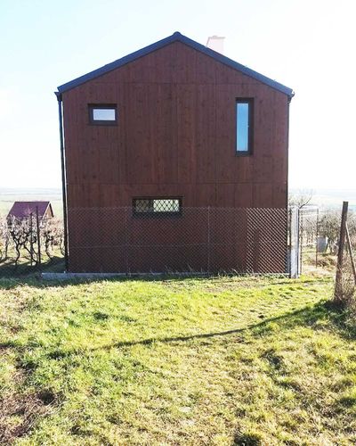 Pergola s presklenou strechou a kovovými nosníkmi