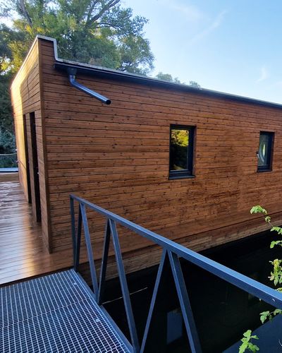 Drevená pergola pri rodinnom dome s rovnou strechou, iný uhol pohľadu