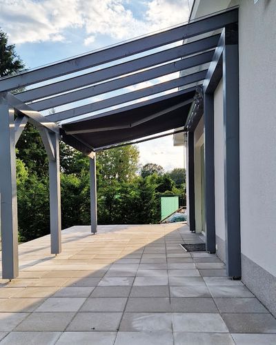 Pergola s kovovou konštrukciou a drevenými prvkami, detail konštrukcie