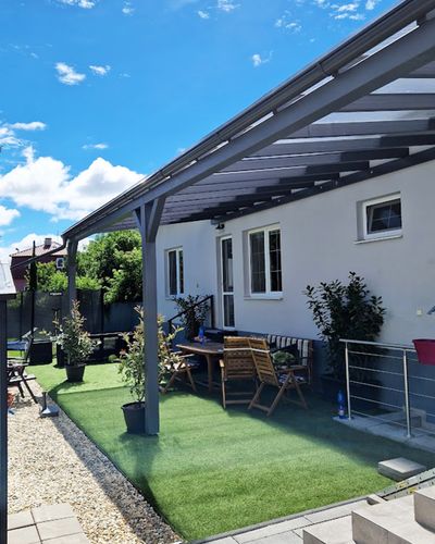 Pergola pri bazéne s presklenou strechou, celkový pohľad