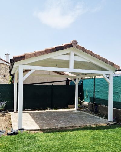 Pergola v štádiu výstavby s viditeľnou trámovou konštrukciou, iný uhol pohľadu