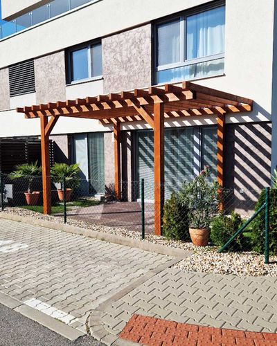 Drevená pergola s výhľadom do záhrady, detail konštrukcie
