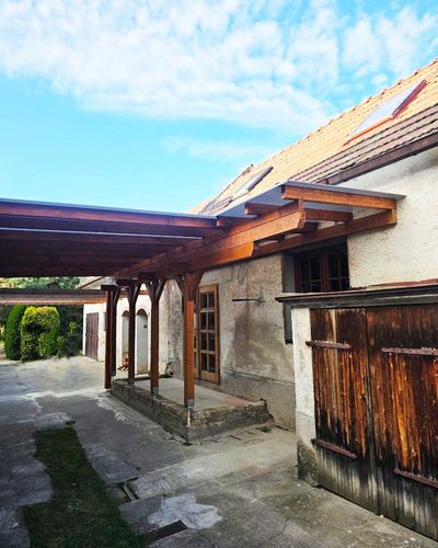 Zastrešená terasa s presklenou strechou a bočným tienením, v podvečer