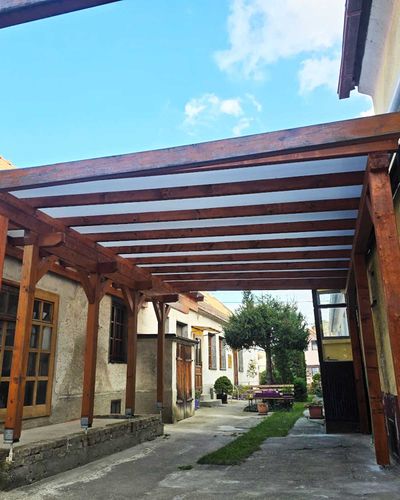 Pergola nad terasou pri večernom osvetlení, detail konštrukcie