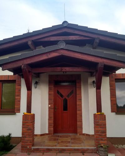 Altánok v lesnom prostredí so stolmi a lavicami, detail konštrukcie