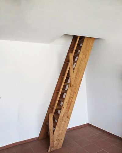 Bukové schodisko so sklenenou zábranou