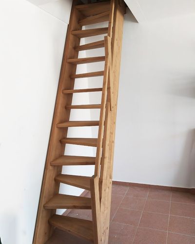 Brezové schodisko s dreveným zábradlím a zvislými výplňami