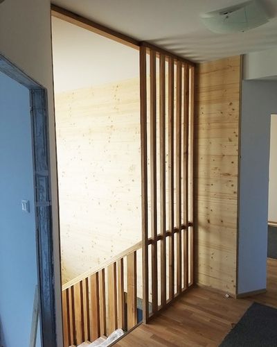 Borovicové schodisko s bielou podstupnicou