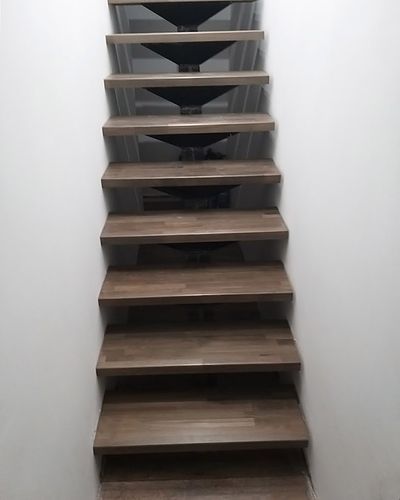 Dubové schodisko s obkladom bočnice