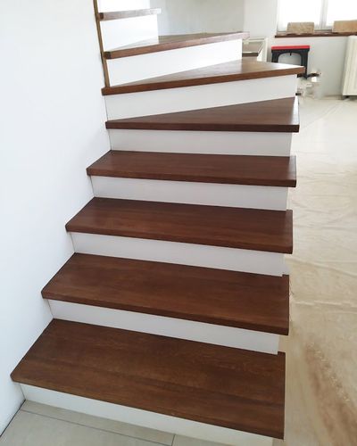 Detail nášľapných hrán schodov zo smrekového dreva