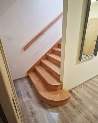 Brezové schodisko s dreveným madlom na stene