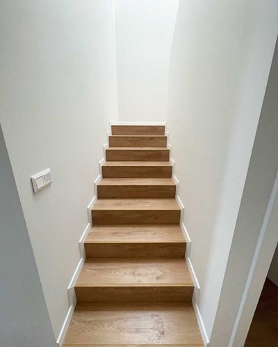 Brezové schody s dreveným zábradlím, detail spodnej časti
