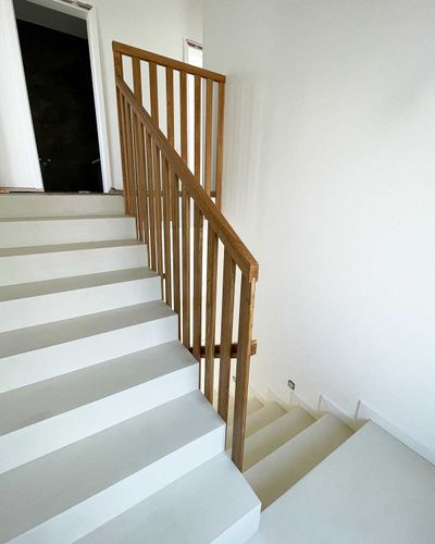 Jaseňové schody s dreveným obkladom steny popri schodisku