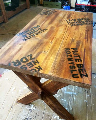 Konferenčný stôl na mieru s hrubou doskou z jedného kusu dreva